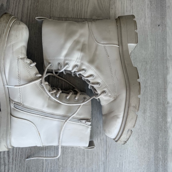 Women's Cream Lace-Up Boots - Picture 3 of 4